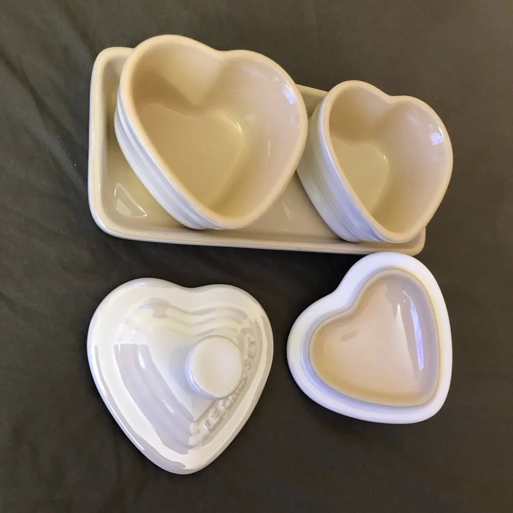 NEW Le Creuset Petite Ramekin Set of 2 Heart shaped Pearlized White with Tray - Picture 5 of 13